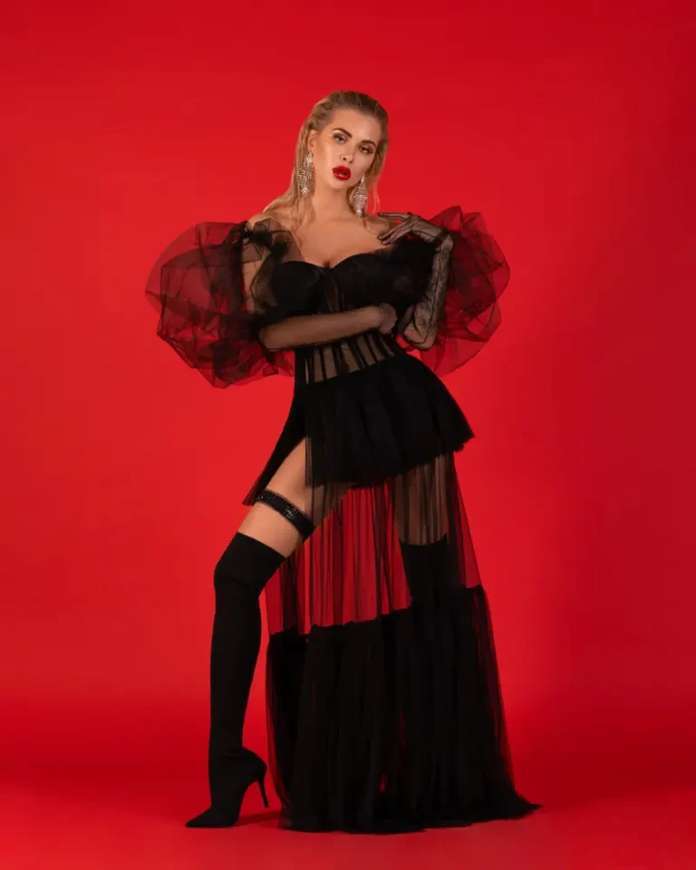 Color decides — BLOOM Magazine | The November Fashion & Beauty Edition | Vol.30 | 2022