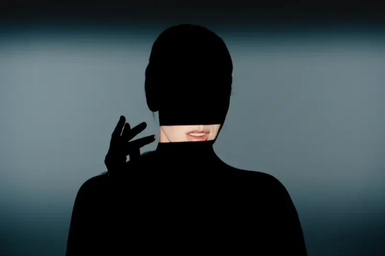 Persiguiendo sombras — BLOOM Magazine, September 2022
