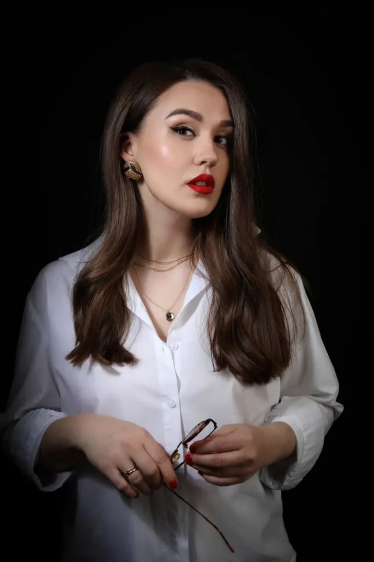 Red lips — BLOOM Magazine, December 2022