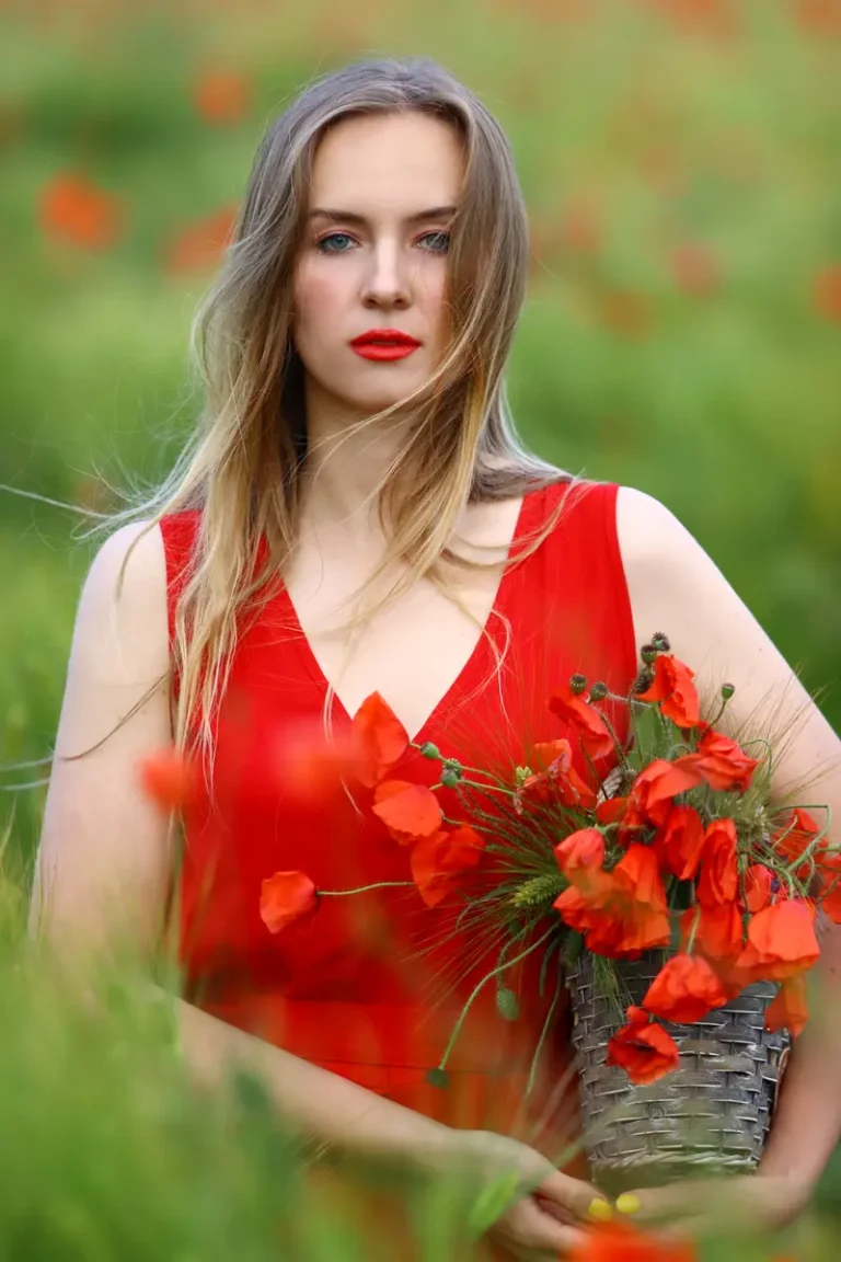 Славянская красавица в маковых полях — BLOOM Magazine, February 2023
