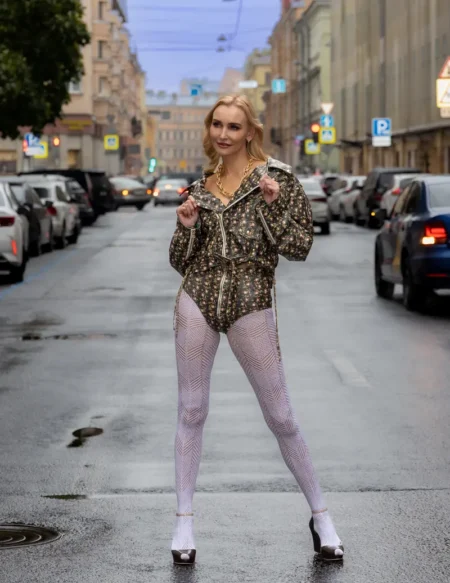 Bold urban fashion look by Irina Trifonova — BLOOM Magazine, December 2023