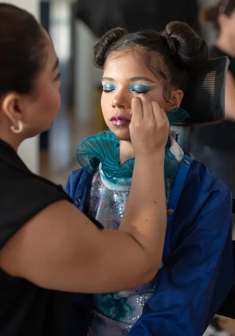 Duda es una joven modelo , de hecho es su primer desfile de la mano de Lucas Anthunes , en Barcelona — BLOOM Magazine, September 2024